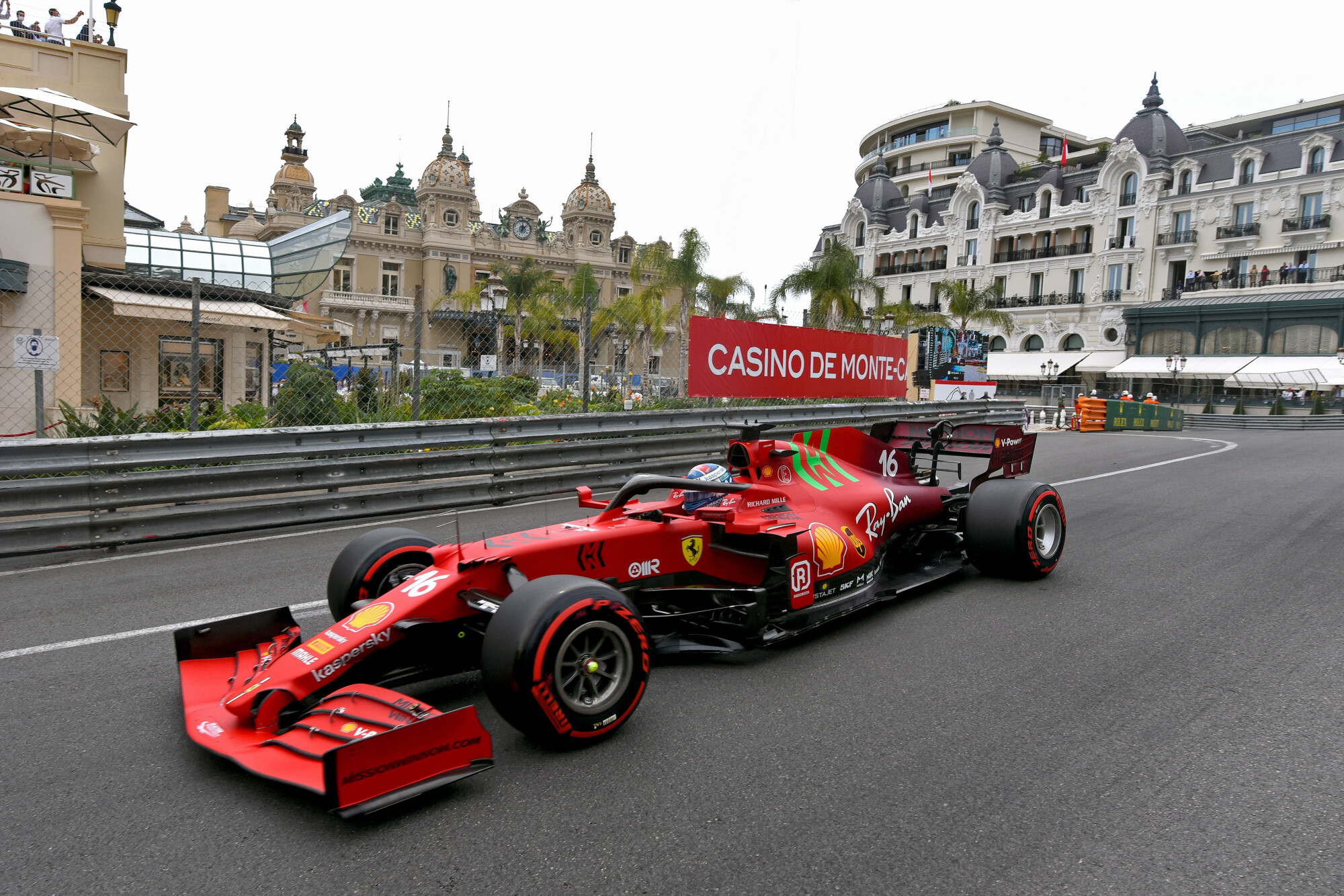 Charles Leclerc op de baan in Monaco 2021