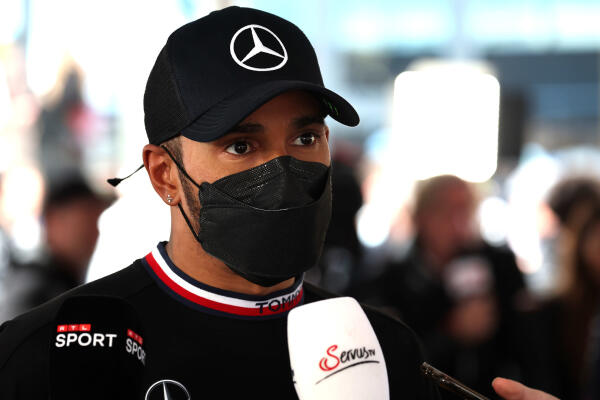 Lewis Hamilton praat met de media op zondag Imola 2022