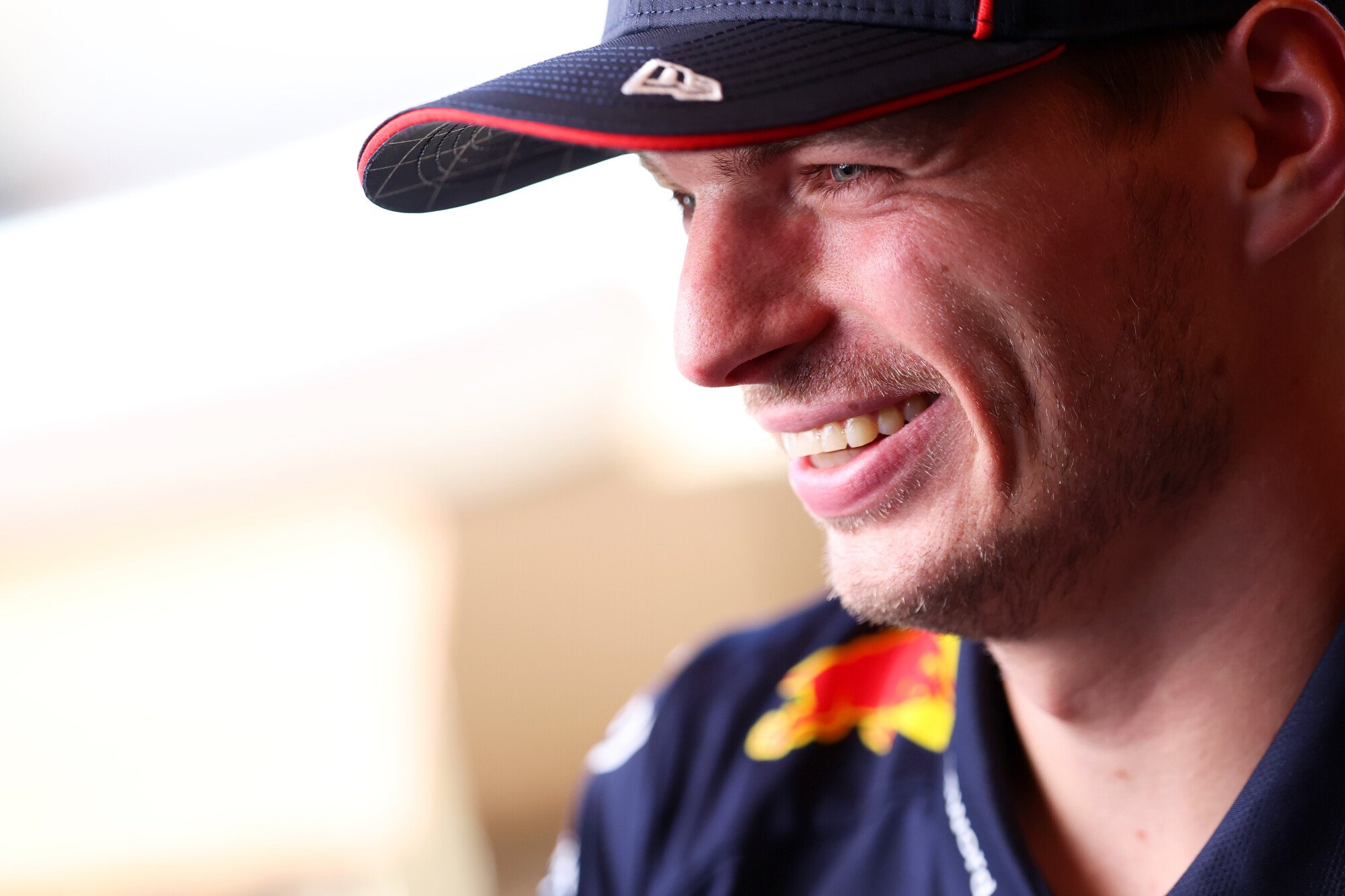 Max Verstappen lachend donderdag Hongarije 2025