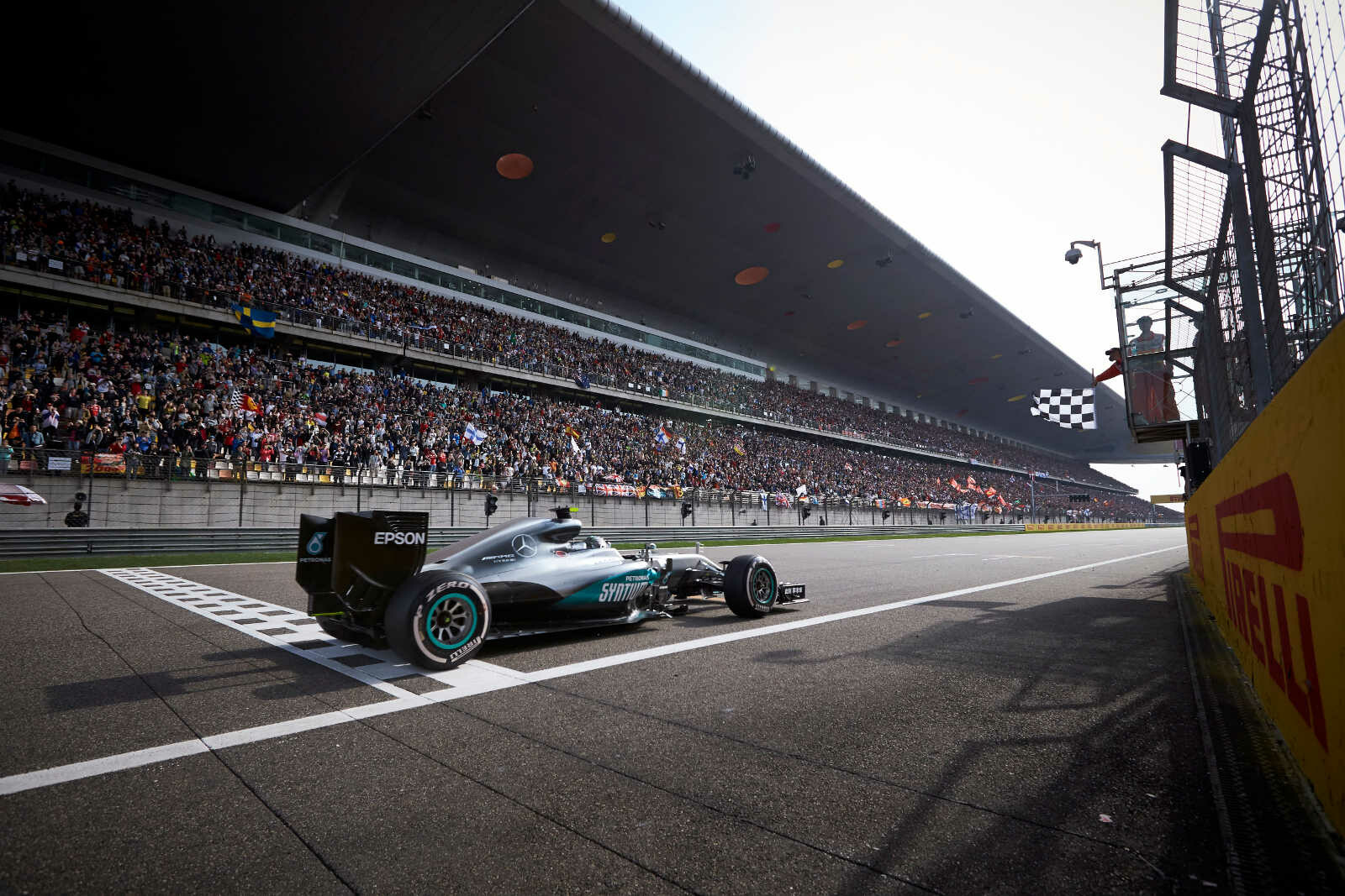 Nico_Rosberg_Mercedes_AMG_F1_GP_China_2016_win