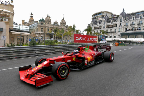 Charles Leclerc op de baan in Monaco 2021