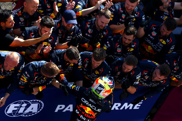 Sergio Pérez Hongarije zondag 2023 team