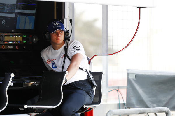 Mick Schumacher kijkt toe vanuit pitwall eerste testdag Bahrein 2022