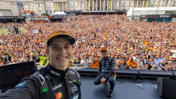 Oscar Piastri Lando Norris Trafalgar Square selfie Engeland 2025