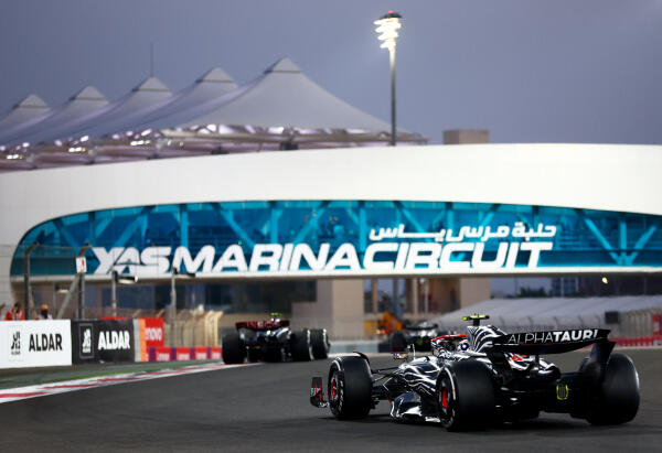 AlpaTauri-auto op Yas Marina Circuit in Abu Dhabi