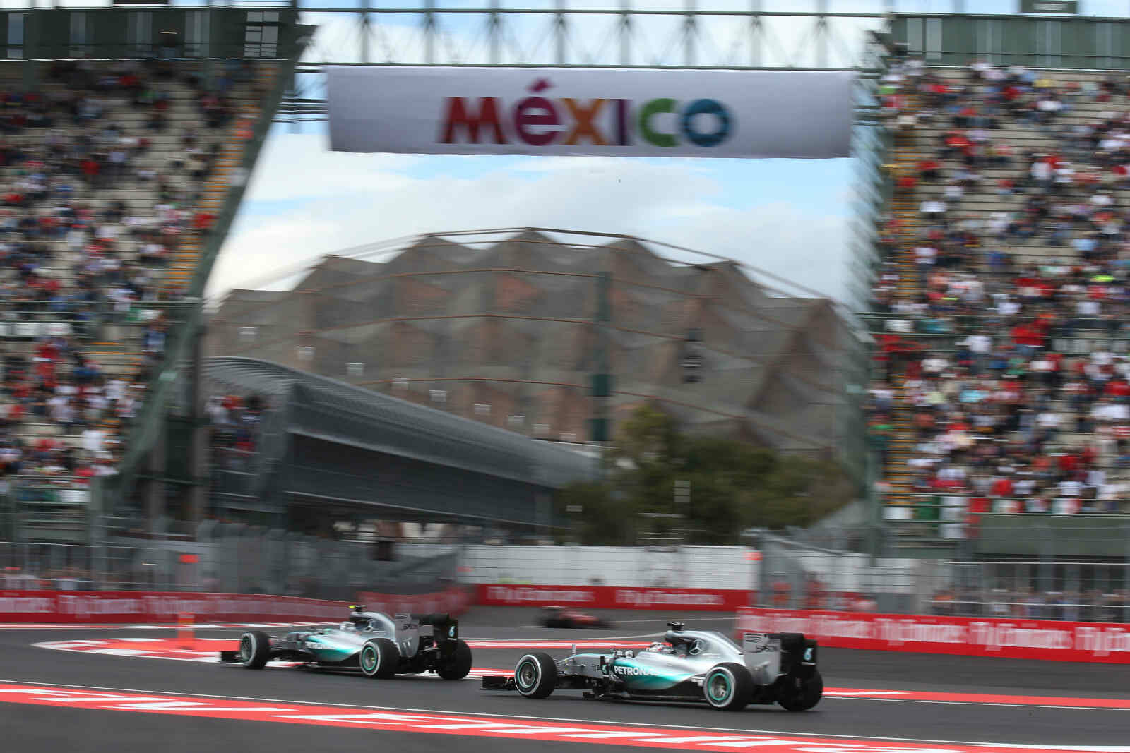 Lewis_Hamilton_Nico_Rosberg_Grand_Prix_Mexico_2015_FP