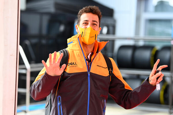 Daniel Ricciardo in de paddock Grand Prix Rusland 2021