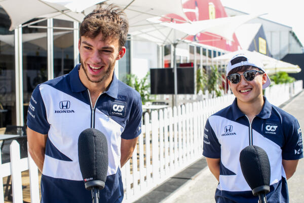 Pierre Gasly en Yuki Tsunoda interview tijdens Grand Prix Qatar 2021