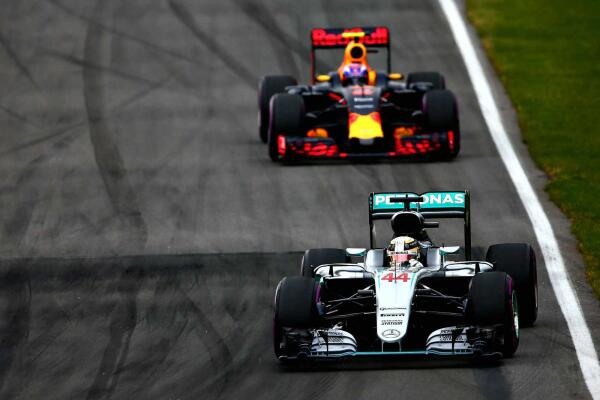 Lewis_Hamilton_Max_Verstappen_F1_Grand_Prix_Canada_2016_race