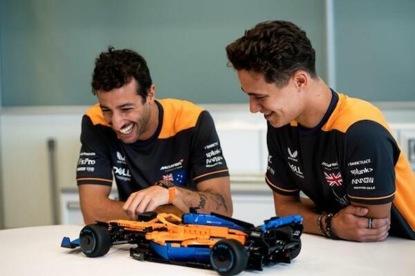 Daniel Ricciardo en Lando Norris met de lego McLaren