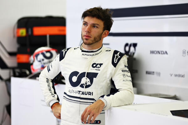 Pierre Gasly in de garage eerste testdag Bahrein 2022