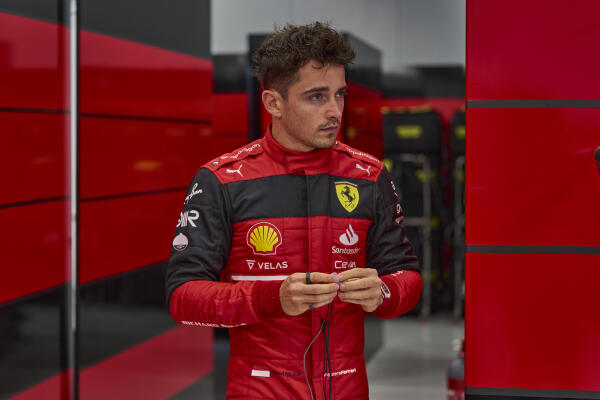 Charles Leclerc in de pitbox Grand Prix Saoedi-Arabië 2022