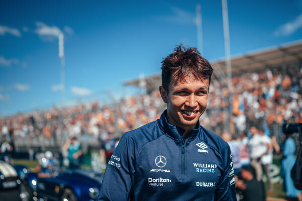 Alexander Albon op de grid na drivers parade GP Australië 2022