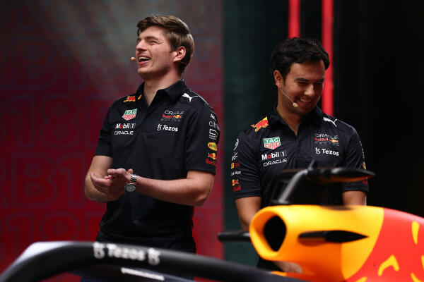 Verstappen tijdens presentatie 2022 - header