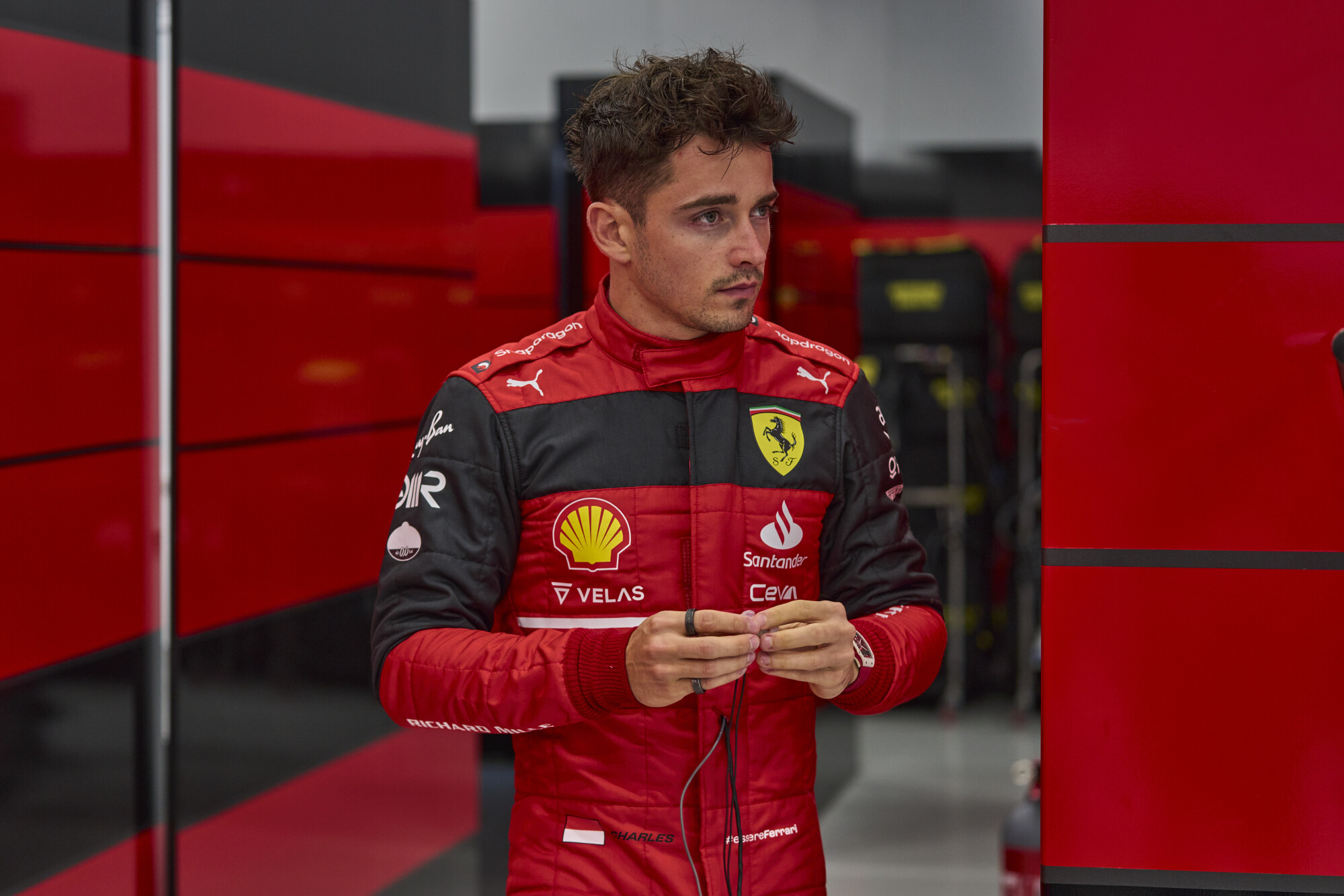 Charles Leclerc in de pitbox Grand Prix Saoedi-Arabië 2022