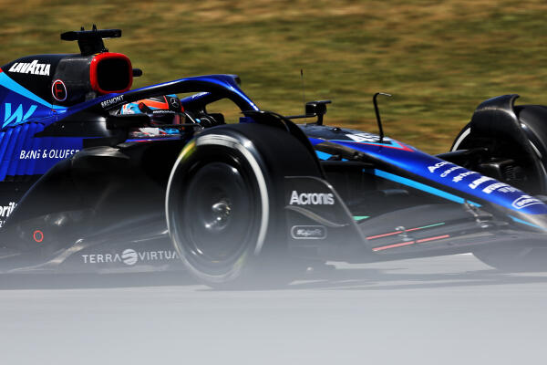 Nyck de Vries in de Williams auto VT1 Spanje 2022