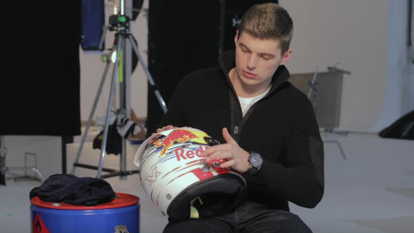 1920x1080-Max-Verstappen-Red-Bull-Racing-Nieuwe-helm-2019