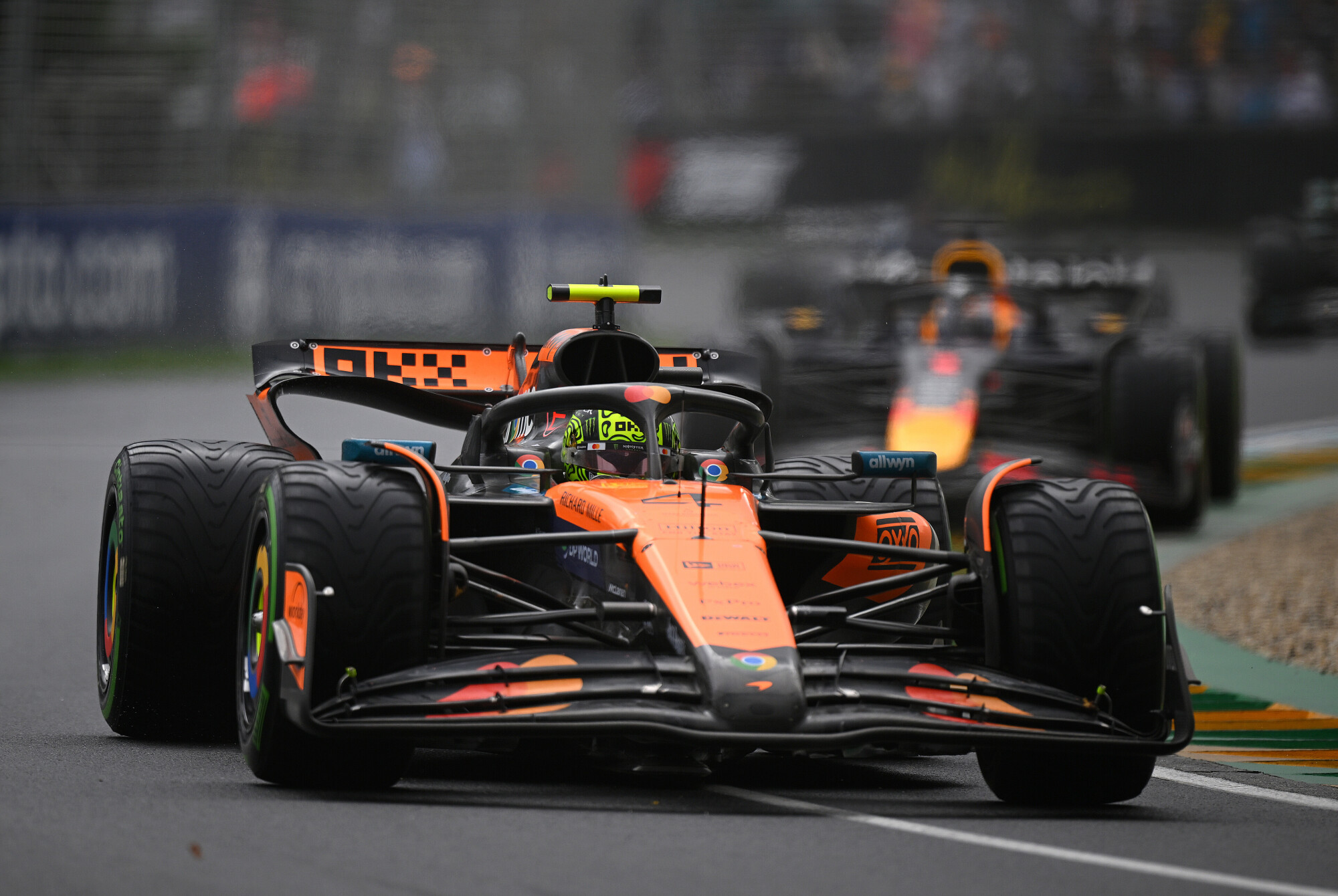 Lando Norris en Max Verstappen tijdens GP Australië 2025