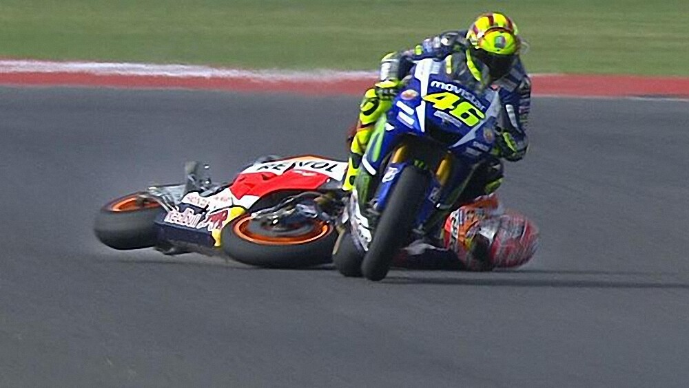 images_MotoGP_2015_april_150419_ARG_MotoGP_crashMarquez