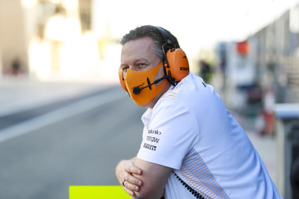 Zak Brown tijdens testen Bahrein 2021