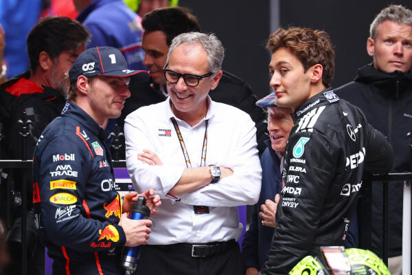 Max Verstappen, Stefano Domenicali en George Russell