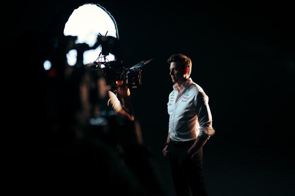 Toto Wolff voor de camera tijdens lancering auto 2022