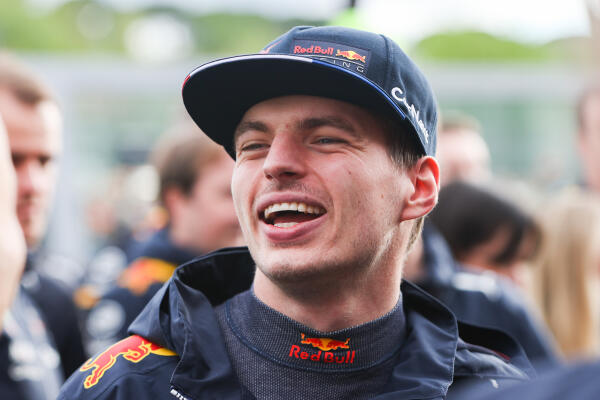Max Verstappen viert overwinning in Imola 2022