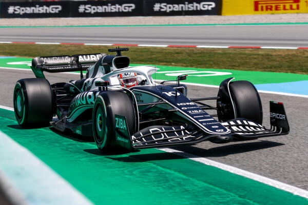 Pierre Gasly op de baan tijdens de kwalificatie Spanje 2022