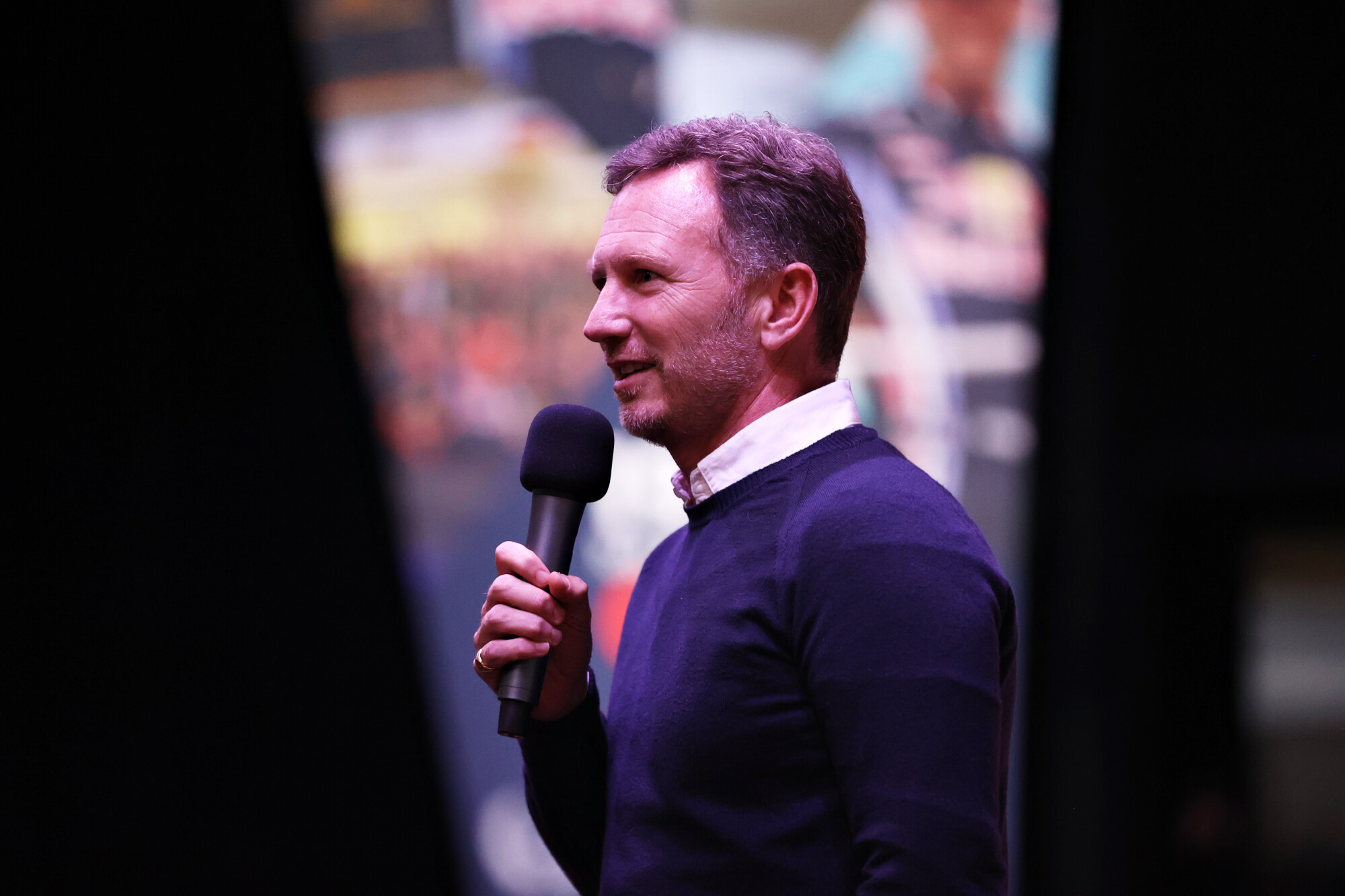 Christian Horner spreekt menigte toe in Red Bull fabriek