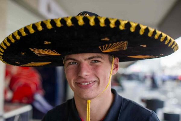 Max_Verstappen_Scuderia_Toro_Rosso_Mexic0_2015_sombrero