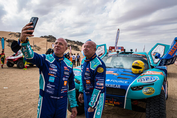 Tim en Tom Coronel maken foto tijdens proloog dakar 2022