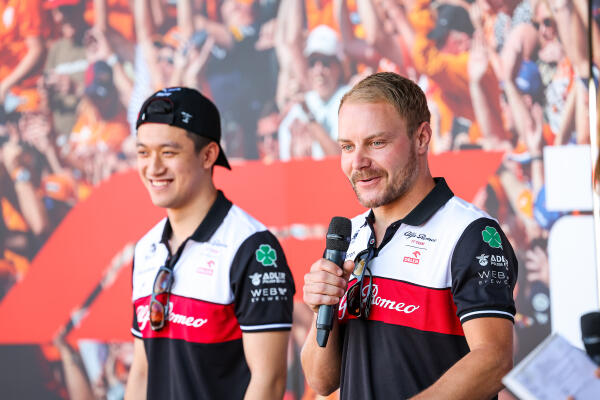 Guanyu Zhou en Valtteri Bottas Alfa Romeo