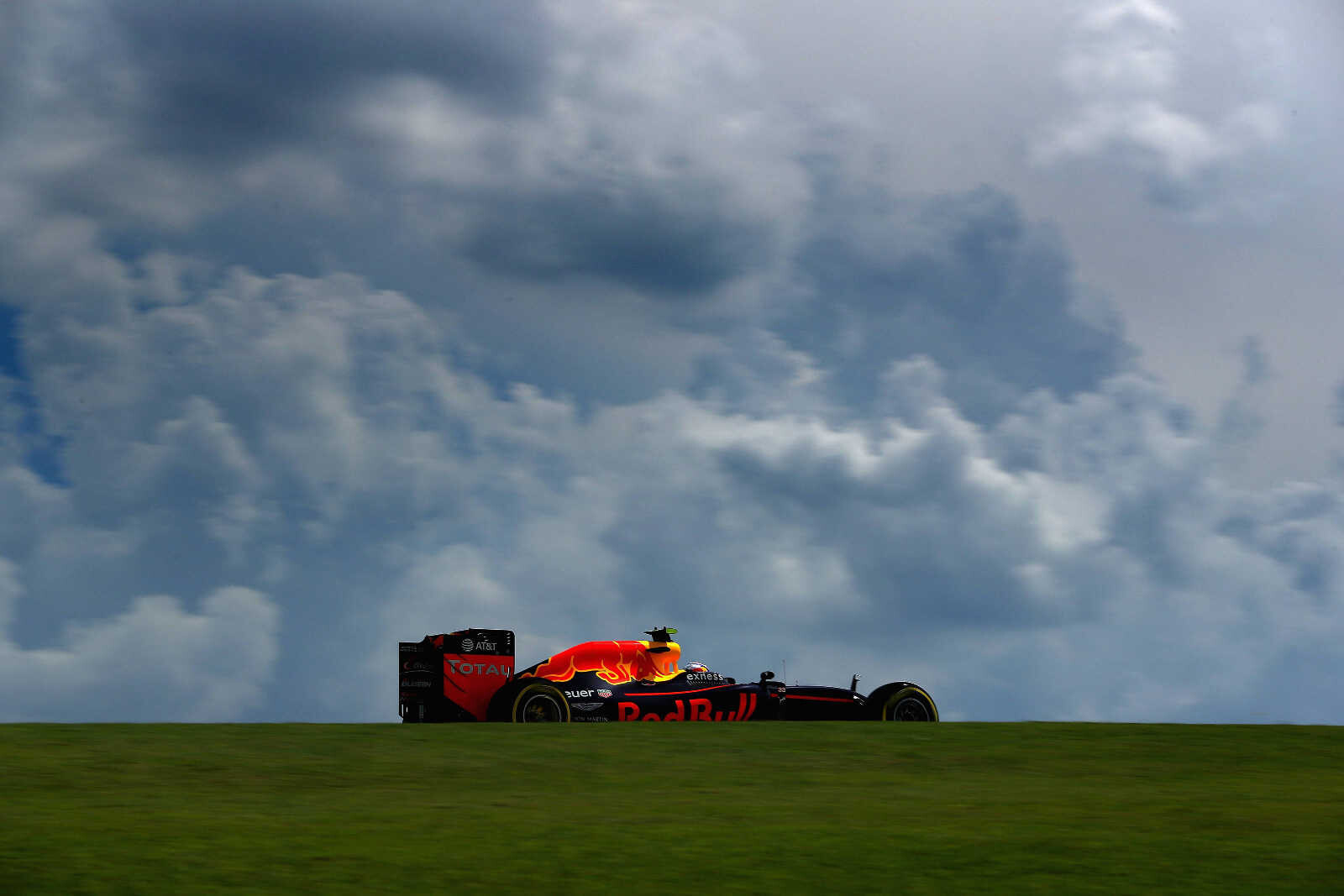 Max_Verstappen_Red_Bull_Racing_F1_Grand_Prix_Brazilie_2016_T3
