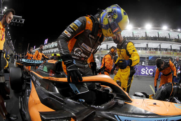 Lando Norris stapt in de McLaren GP Saoedi-Arabië 2022