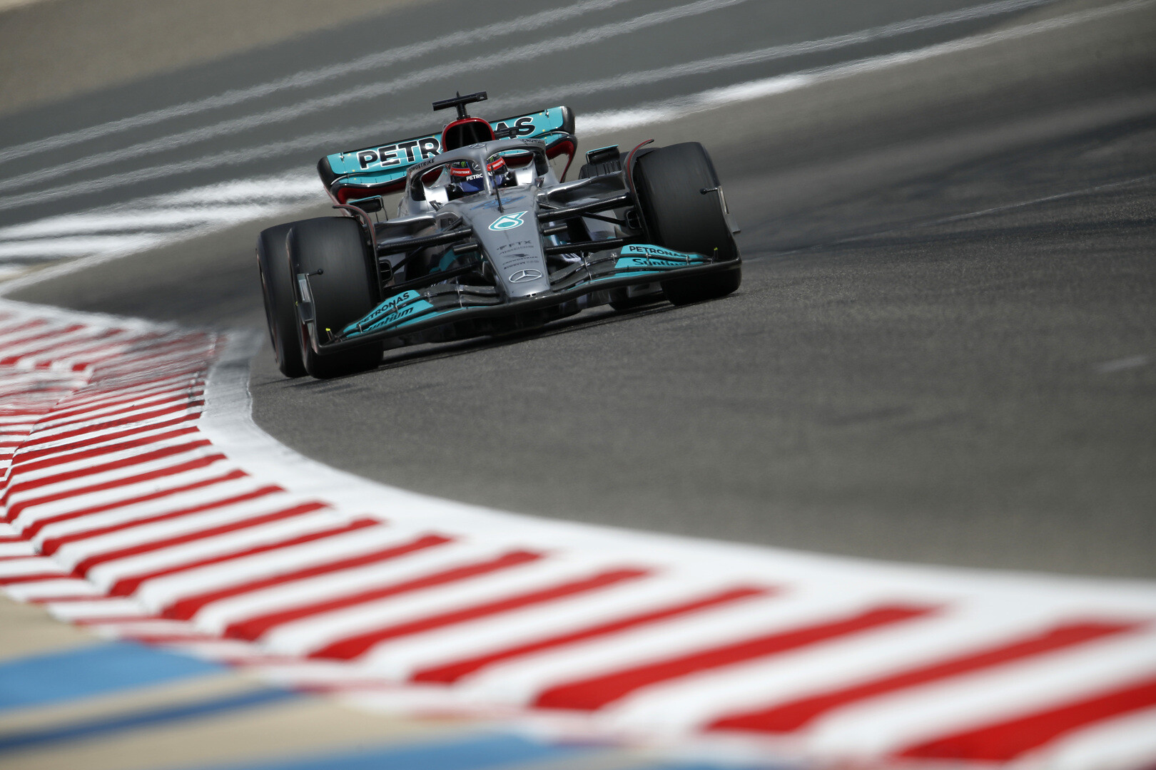 George Russell in de Mercedes tweede testdag Bahrein 2022