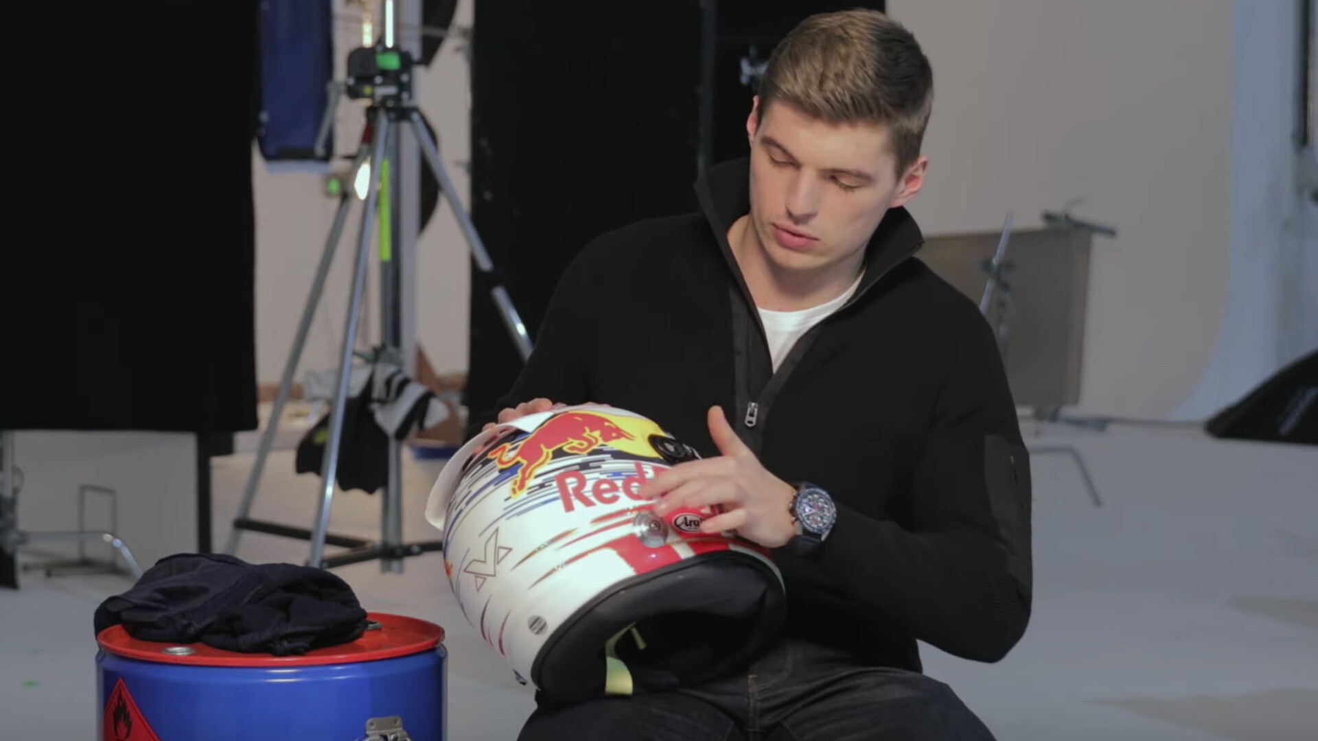 1920x1080-Max-Verstappen-Red-Bull-Racing-Nieuwe-helm-2019