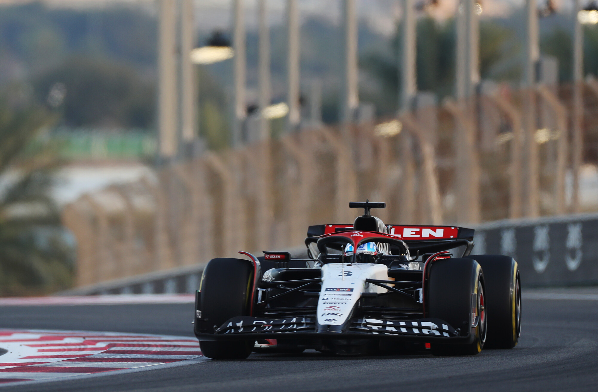 AlphaTaruri-auto Daniel Ricciardo op Yas Marina Circuit in Abu Dhabi