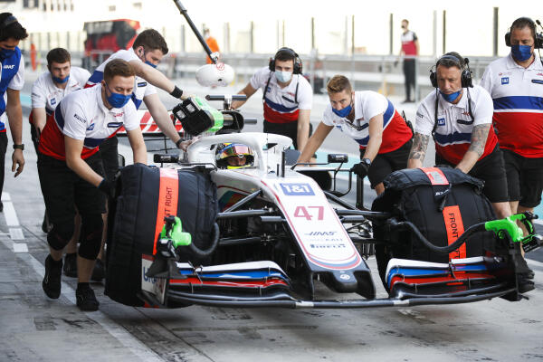 Mick Schumacher in de auto testdagen Abu Dhabi 2021