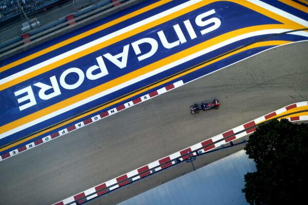 Max_Verstappen_Scuderia_Toro_Rosso_GP_Singapore_2015_