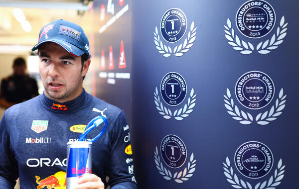 Perez - in pits naast muur kampioenschappen red bull - Hongarije 2022