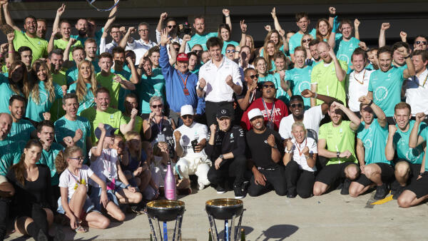 1920x1080-Mercedes-Constructeurstitel-2017-GP-VS