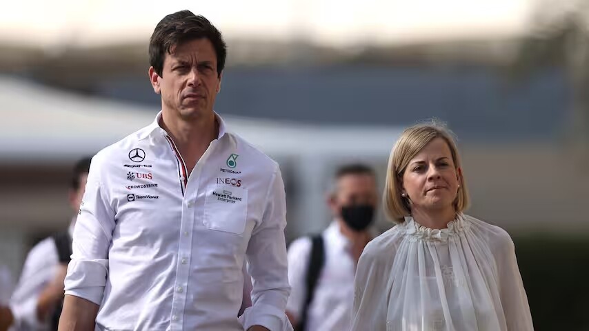 vrouw-van-mercedes-teambaas-toto-wolff-klaagt-fia-aan-vanwege-laster