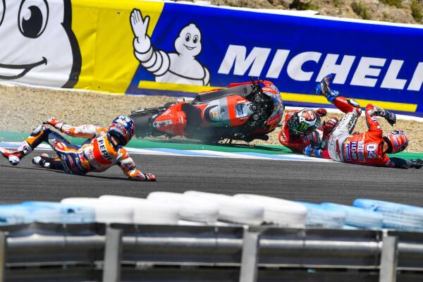 180506_SPA_MotoGP_crash-2