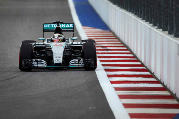 Lewis_Hamilton_Mercedes_AG_F1_Grand_Prix_Rusland_2015