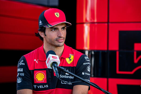 Carlos Sainz praat met media tijdens GP Australië 2022