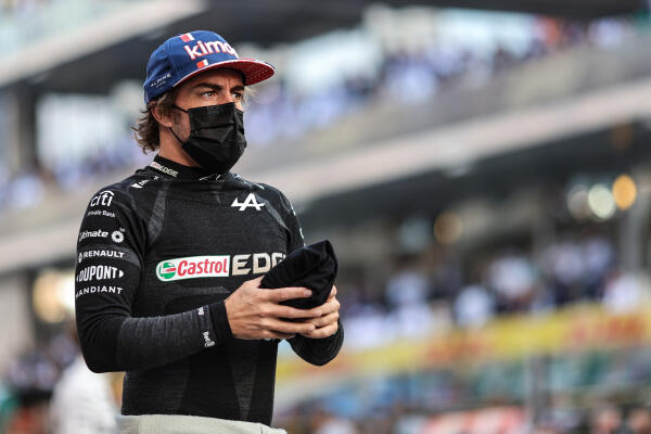 Fernando ALonso op de grid tijdens Grand Prix Abu Dhabi 2021