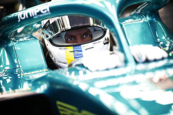 Sebastian Vettel in de auto eerste testdag Bahrein 2022