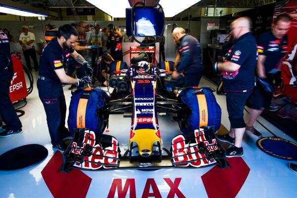 Max_Verstappen_Scuderia_Toro_Rosso_2015_British_GP_10