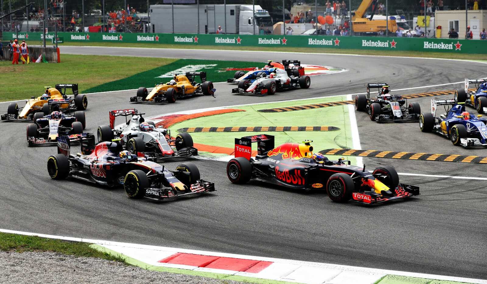 Max_Verstappen_Red_Bull_Racing_F1_Grand_Prix_Itali_bocht1