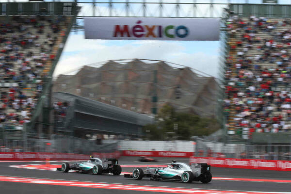 Lewis_Hamilton_Nico_Rosberg_Grand_Prix_Mexico_2015_FP
